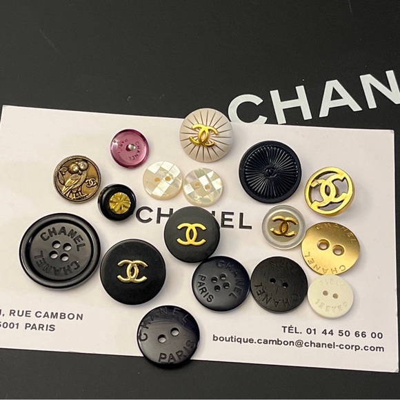 SOLD đź’” AUTHENTIC!! Lot Of 17 Chanel Vintage Buttons 1990s R5 - Picture 7 of 12